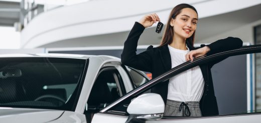 mujer eligiendo automovil nuevo